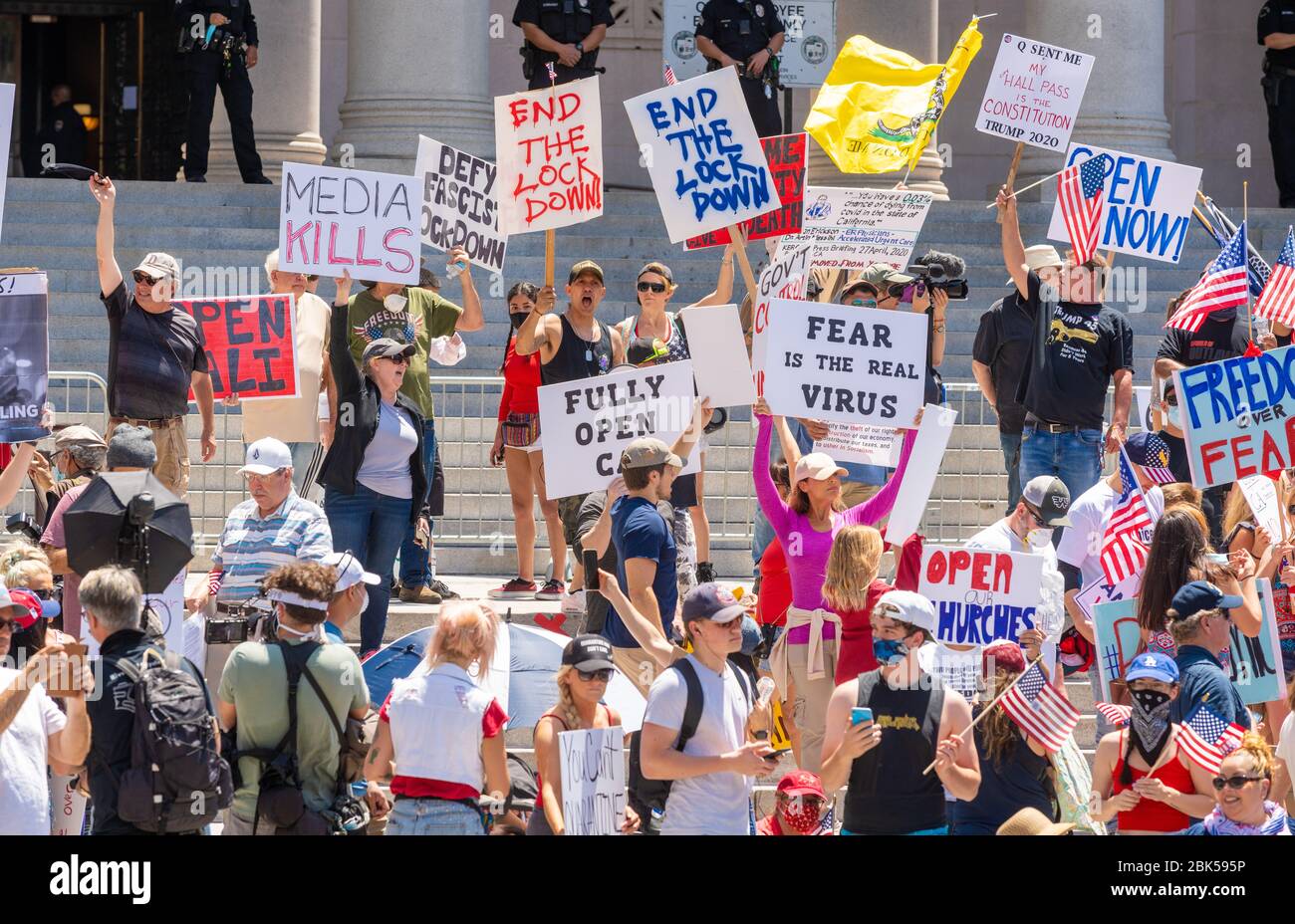 Manifestanti che protestano contro l'ordine di soggiorno a City Hall, Los Angeles, California, il 1° maggio 2020. Foto Stock