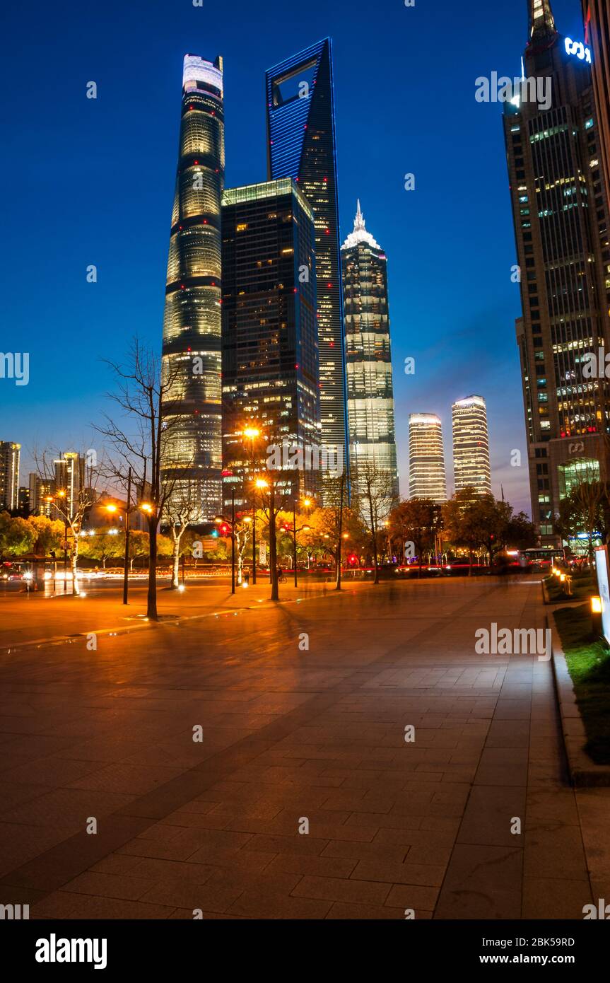 La Shanghai Tower, la Torre Jinmao e il World Financial Center di Shanghai grattacieli visto durante le ore di colore blu (sera) da circa Dongchang Road sub Foto Stock