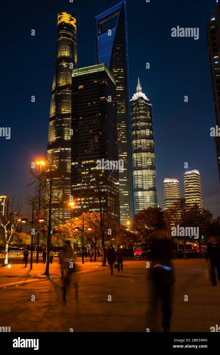 La Shanghai Tower, la Torre Jinmao e il World Financial Center di Shanghai grattacieli visto durante le ore di colore blu (sera) da circa Dongchang Road sub Foto Stock