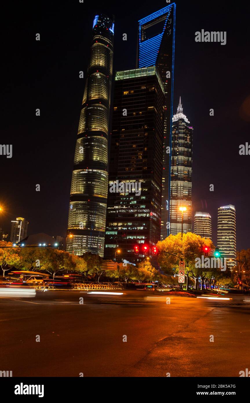 La Shanghai Tower, la Torre Jinmao e il World Financial Center di Shanghai grattacieli visto di notte da Pudong South Road, vicino Dongchang Road subway stat Foto Stock