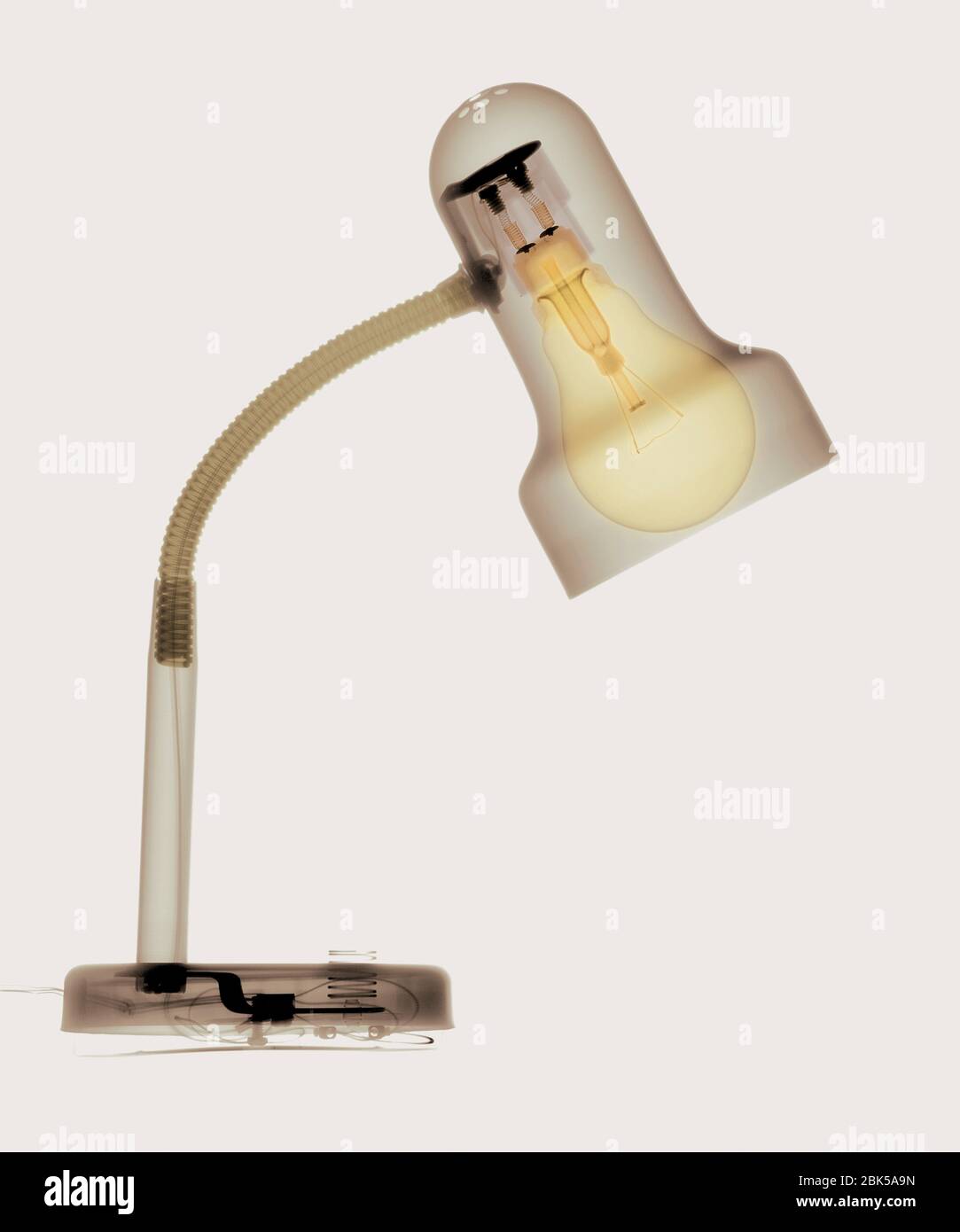 Lampada da tavolo, raggi X colorati. Foto Stock