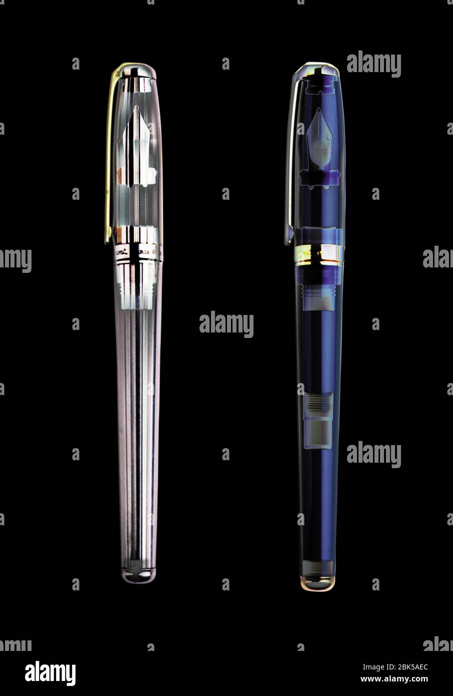 Due penne stilografiche, radiografie colorate. Foto Stock