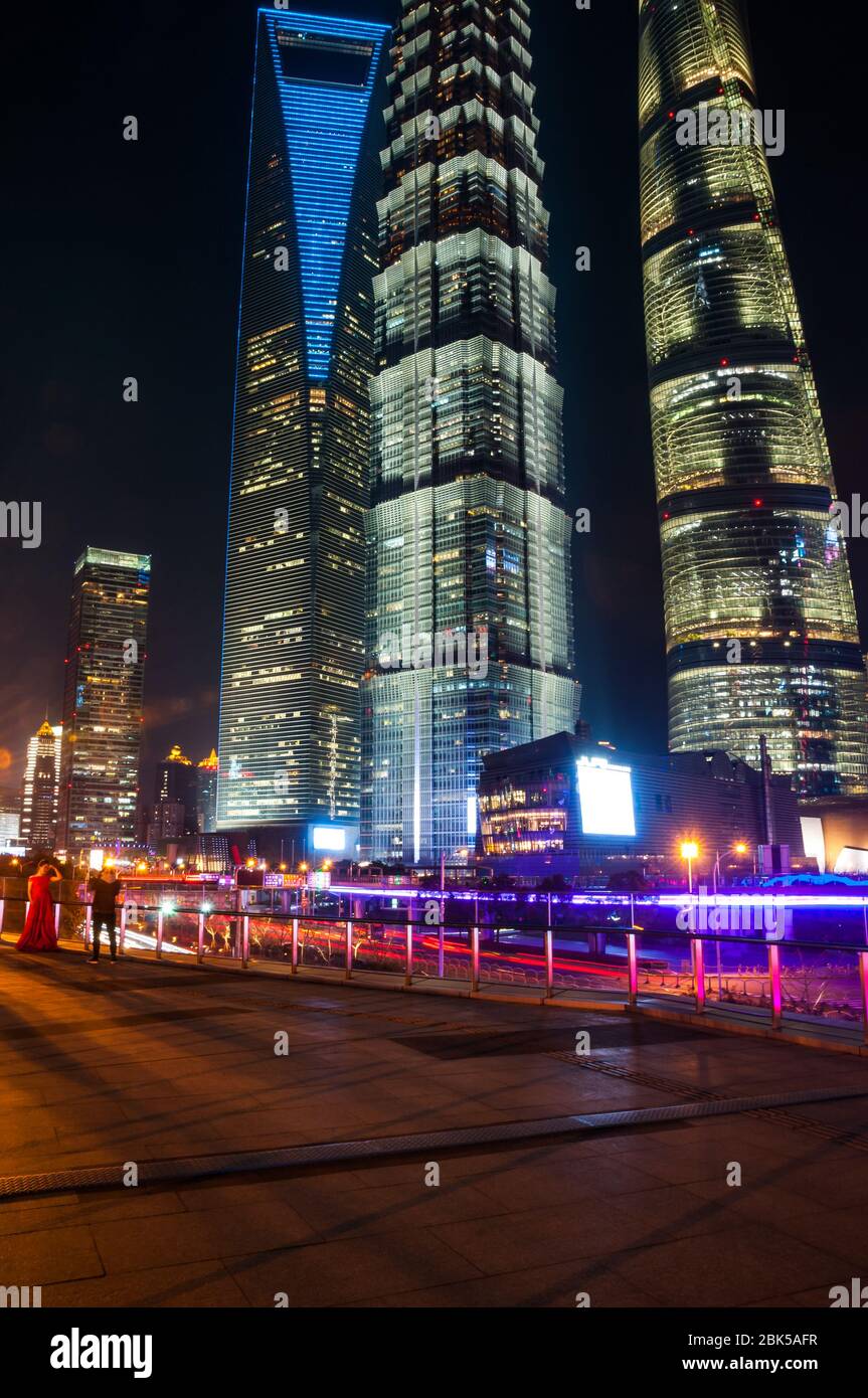 La Shanghai Tower, la Torre Jinmao e il World Financial Center di Shanghai grattacieli visto di notte dal Lujiazui skywalk. Un paio di nozze Foto Stock