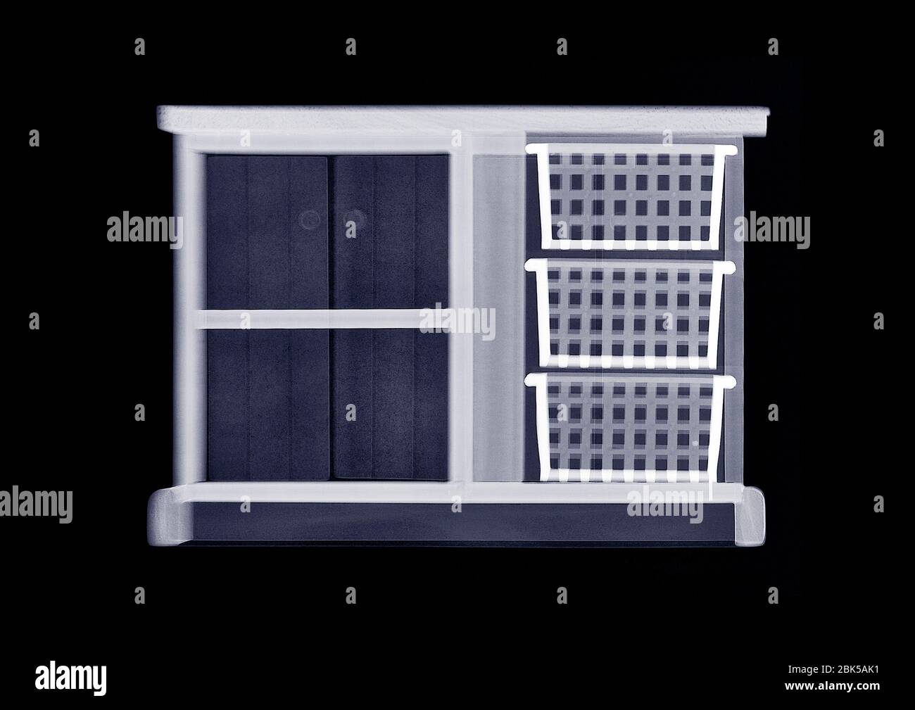 Armadietto della casa della bambola con tre cestini, raggi X. Foto Stock