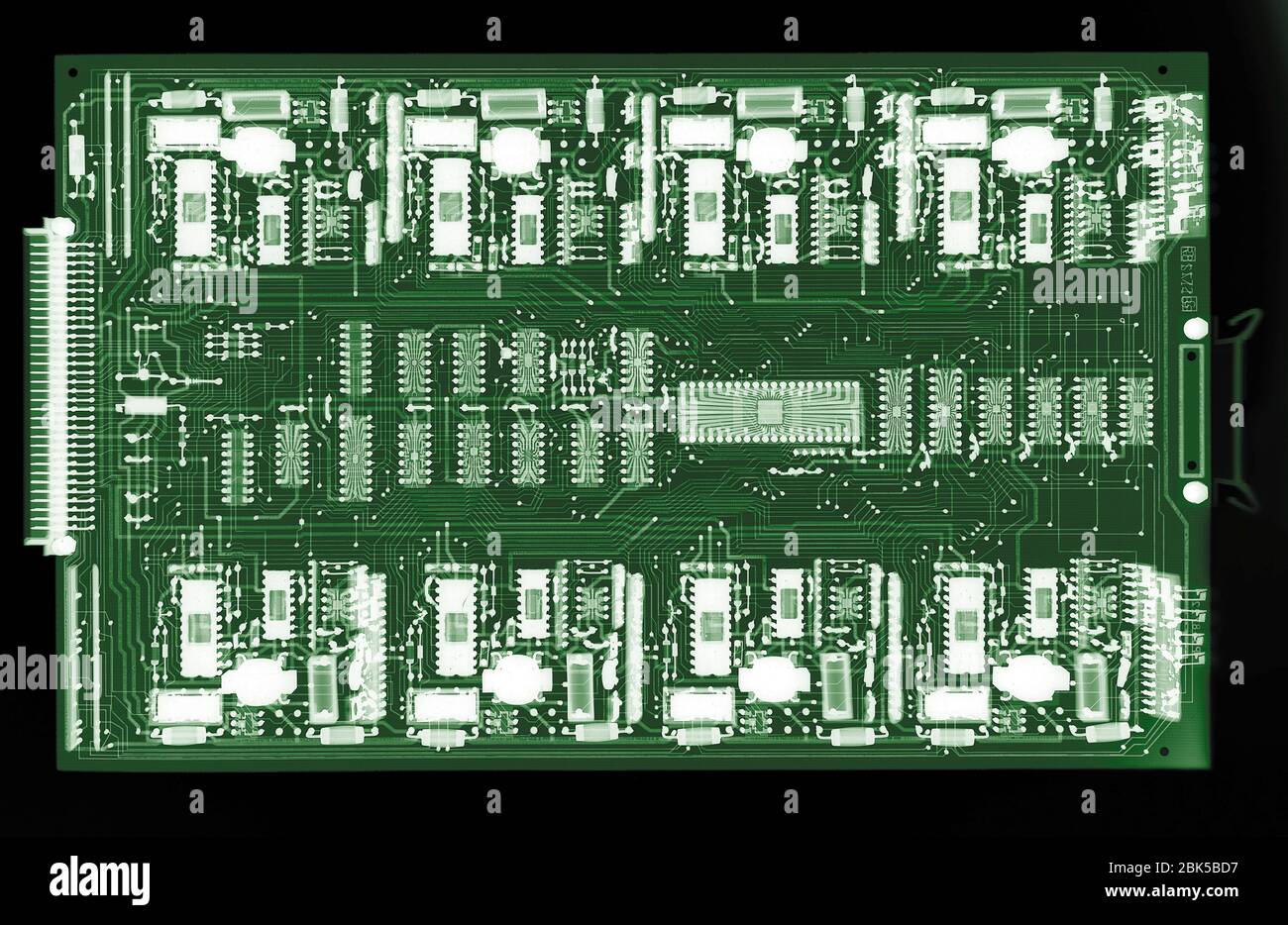 Scheda a circuito stampato del computer, raggi X colorati. Foto Stock