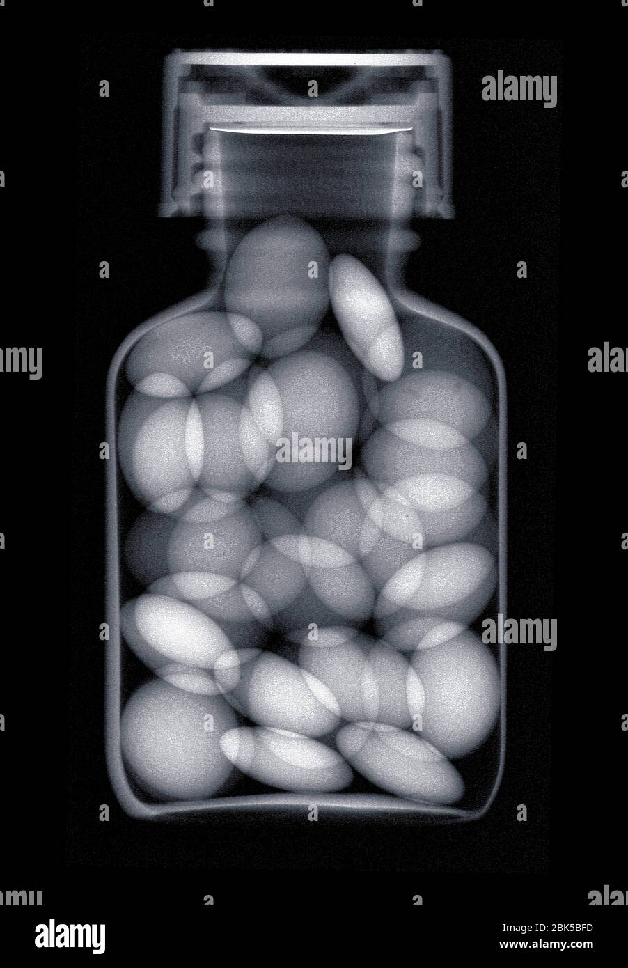 Vaso di vetro con pillole, raggi X. Foto Stock