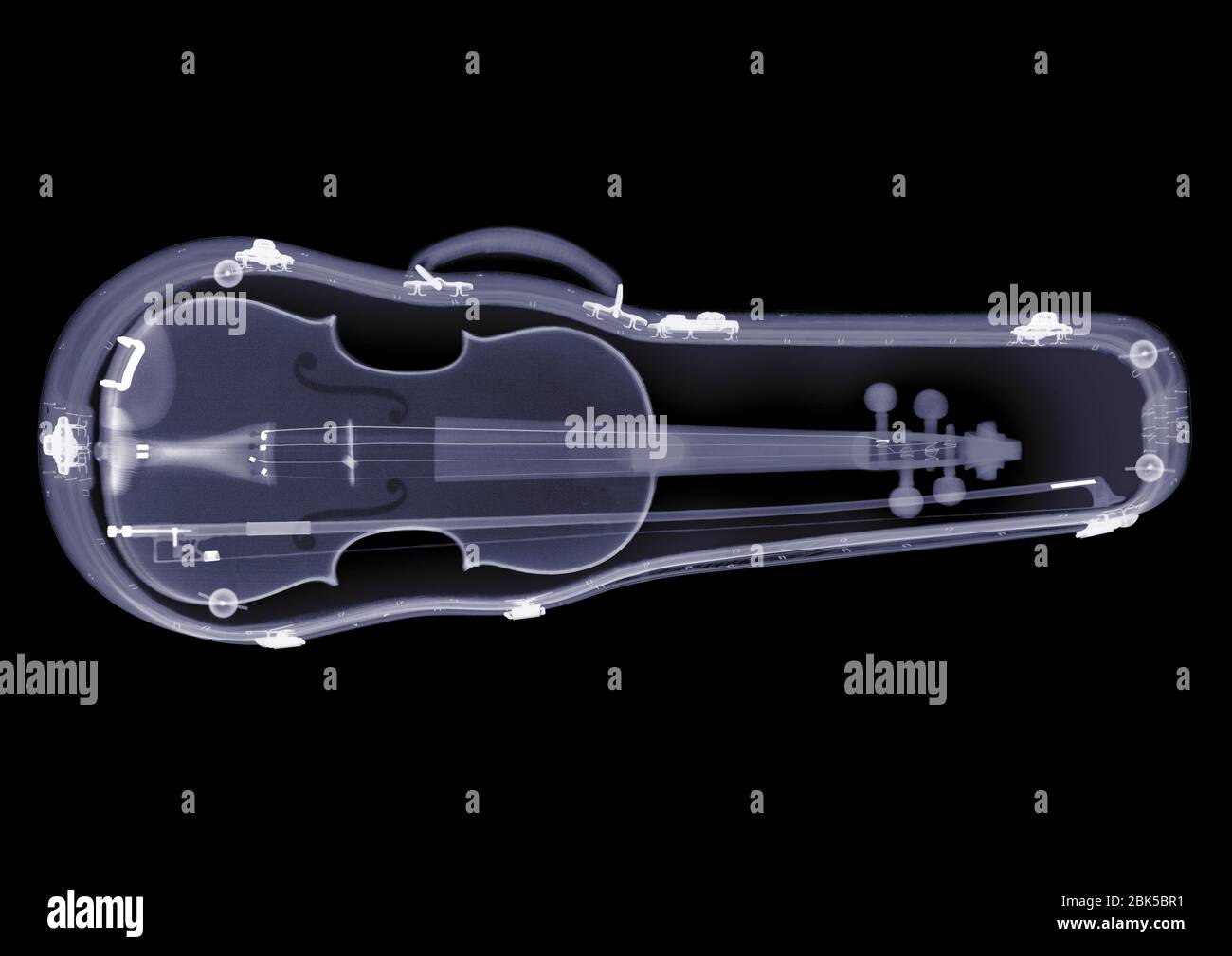 Violino in una custodia, raggi X. Foto Stock