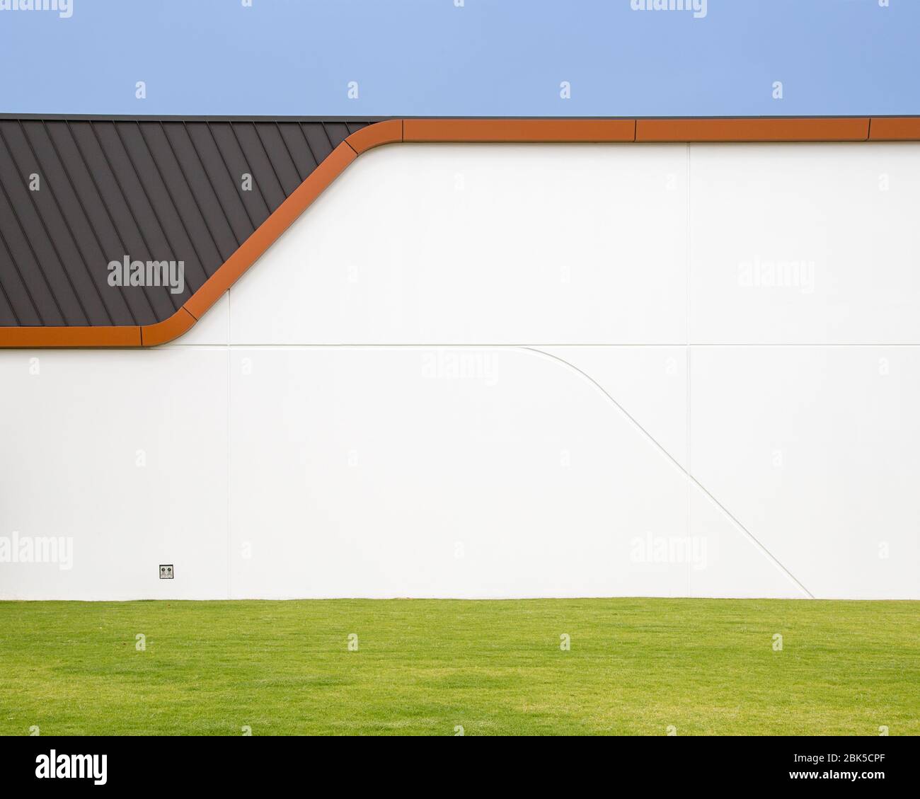 Una parete bianca all'esterno di un grande edificio commerciale. Forme geometriche e colori forti, spazio per la copia del testo Foto Stock