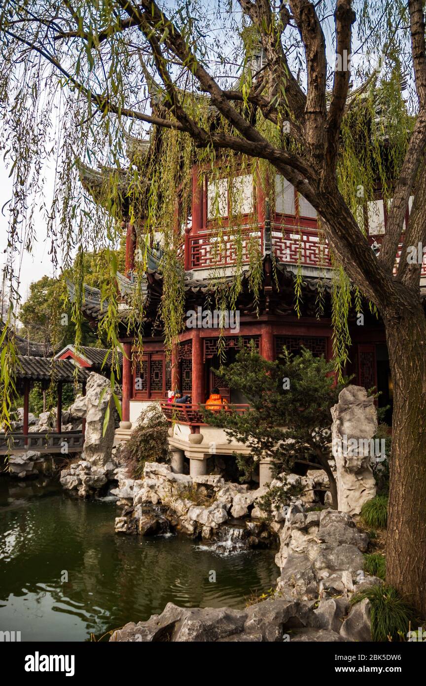 Padiglione di ascolto di flutti nel' Yuyuan Gardens Situato nella parte vecchia della città di Shanghai, Cina. Foto Stock