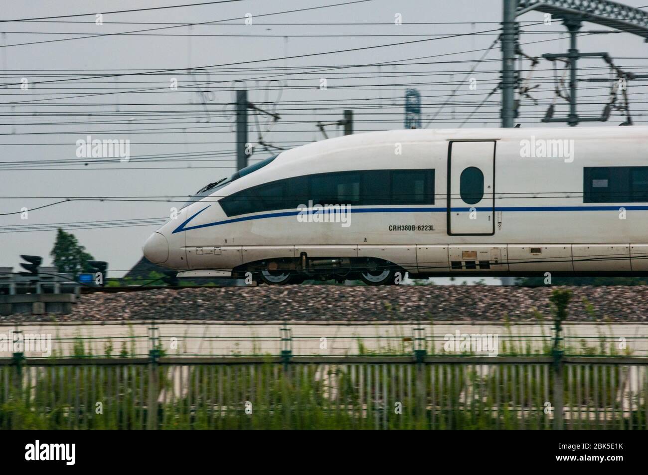 Un CRRC ex CNR CRH380BL bullet train basato su Siemens Valero approcci Jiaxing Stazione Sud, Zhejiang, Cina. Foto Stock