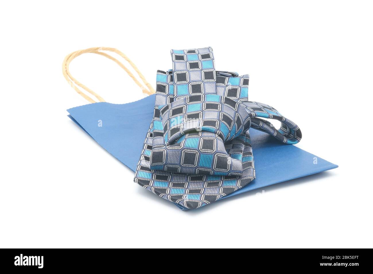 Nuova cravatta in tonalità blu e nero fotografata su sfondo bianco con ampio spazio per le copie. Utile per progetti sulla moda Mens o Fathers Day. Foto Stock