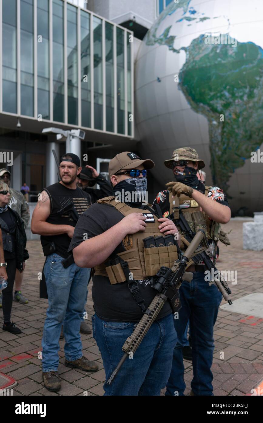 Raleigh, North Carolina, Stati Uniti. 1° maggio 2020. Manciata di manifestanti armati si riuniscono a Raleigh per promuovere la libertà di parola e diritti di pistola Credit: Mehmet Demirci/ZUMA Wire/Alamy Live News Foto Stock