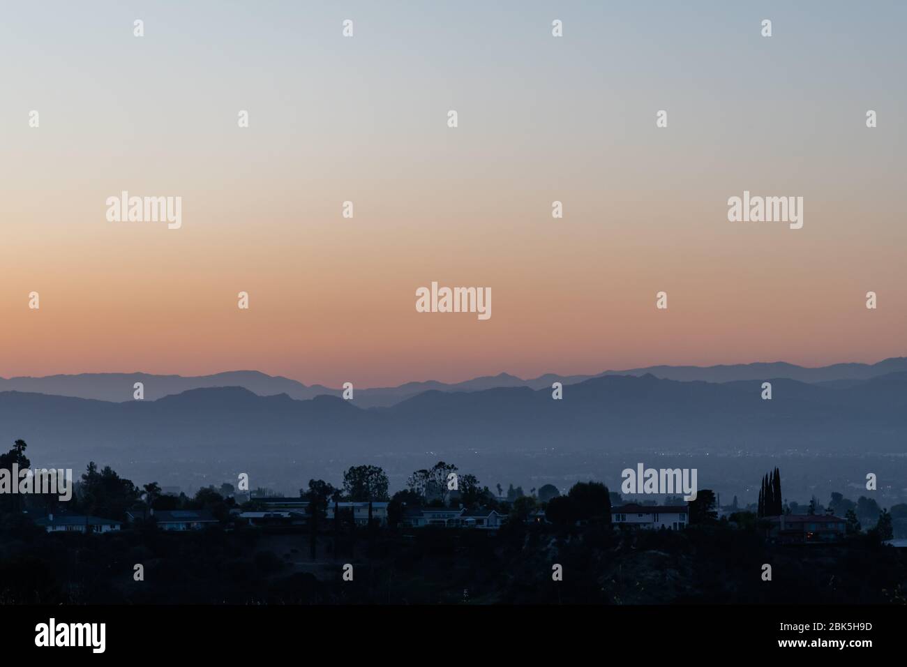 Panoramica aerea San Fernando Valley vista al tramonto, Los Angeles, California Foto Stock