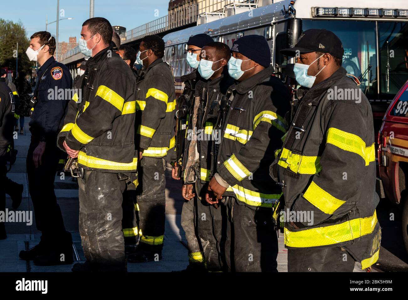 Brooklyn, Stati Uniti d'America . 1 maggio 2020. I membri dell'orologio FDNY come sindaco Bill de Blasio ringraziano il team Interfaith per la sua instancabile dedizione nel combattere il COVID-19 presso l'Interfaith Medical Center di Brooklyn, New York, il 1° maggio 2020. (Foto di Gabriele Holtermann-Gorden/Sipa USA) Credit: Sipa USA/Alamy Live News Foto Stock