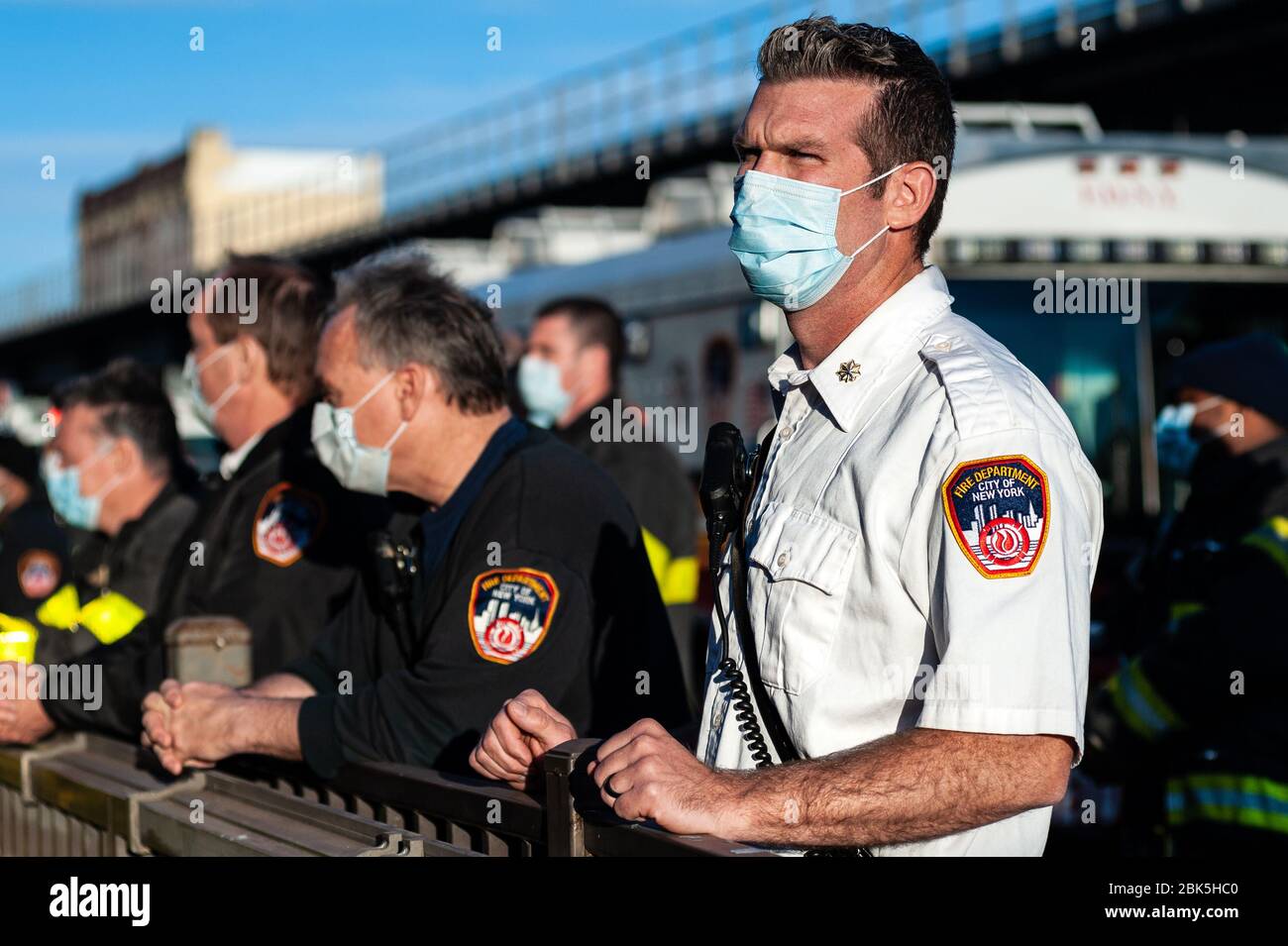 Brooklyn, Stati Uniti d'America . 1 maggio 2020. I membri dell'orologio FDNY come sindaco Bill de Blasio ringraziano il team Interfaith per la loro instancabile dedizione nel combattere il COVID-19 all'Interfaith Medical Center di Brooklyn, New York, il 1° maggio 2020. (Foto di Gabriele Holtermann-Gorden/Sipa USA) Credit: Sipa USA/Alamy Live News Foto Stock