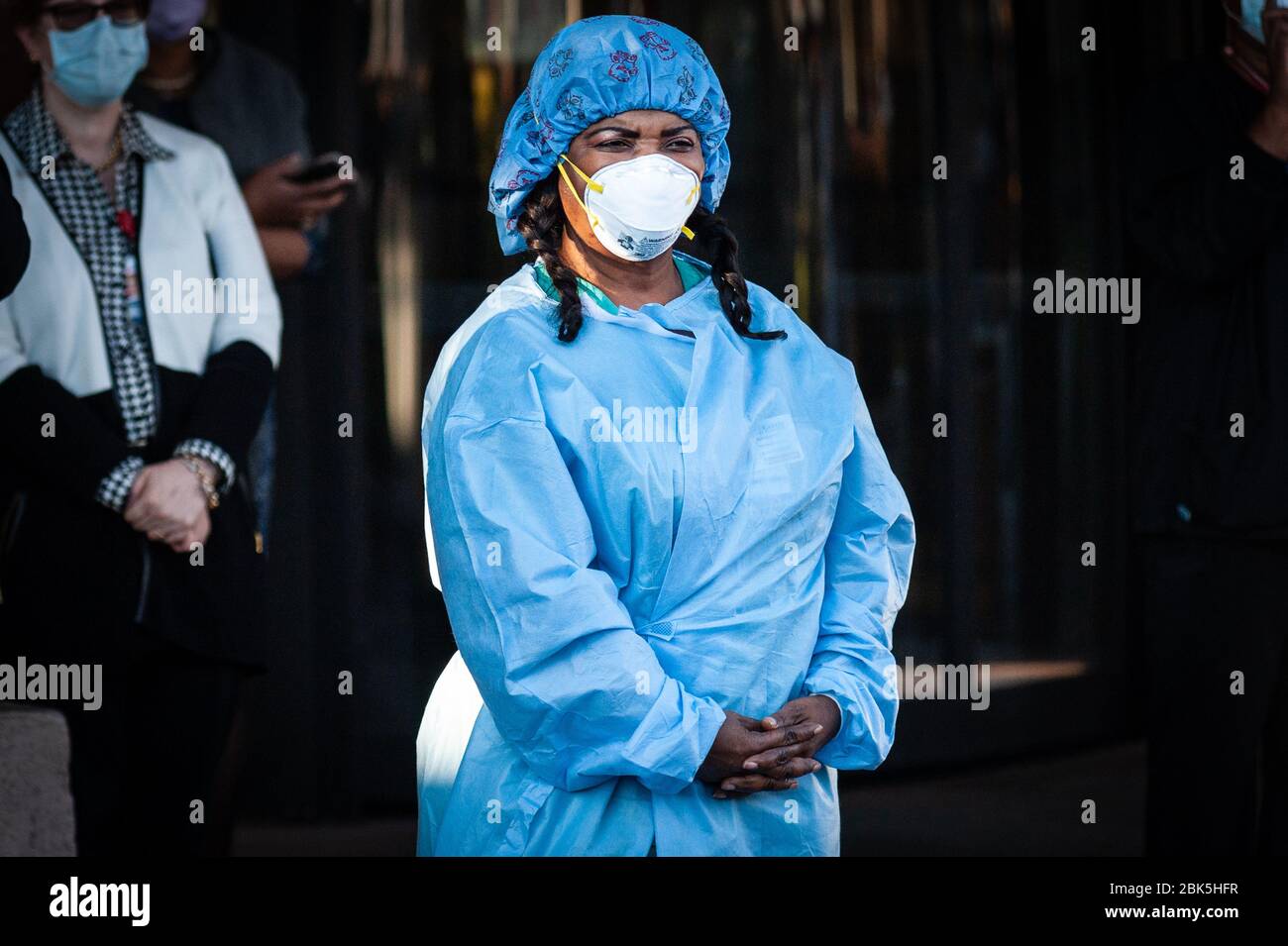 Brooklyn, Stati Uniti d'America . 1 maggio 2020. Un operaio di prima linea sta ascoltando il sindaco de Blasio all'Interfaith Medical Center di Brooklyn, New York, il 1 maggio 2020. (Foto di Gabriele Holtermann-Gorden/Sipa USA) Credit: Sipa USA/Alamy Live News Foto Stock