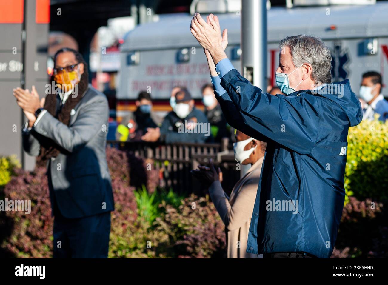 Brooklyn, Stati Uniti d'America . 1 maggio 2020. Il sindaco Bill de Blasio, First Lady McCray e Counesilmembert Cornegy applaudono il team interreligioso per la loro instancabile dedizione combattendo contro COVID-19 presso l'Interfaith Medical Center di Brooklyn, New York, il 1° maggio 2020. (Foto di Gabriele Holtermann-Gorden/Sipa USA) Credit: Sipa USA/Alamy Live News Foto Stock