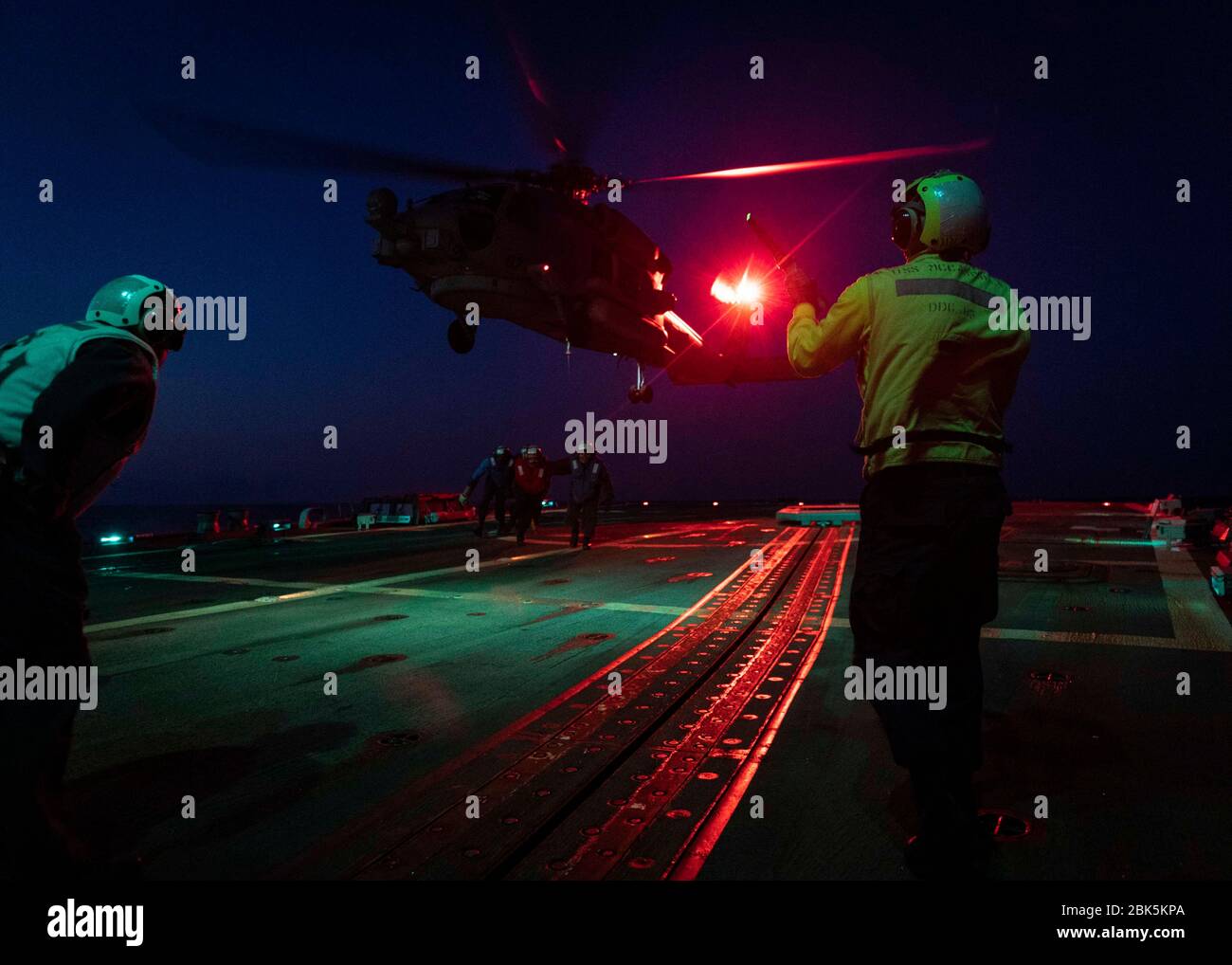 200427-N-WI365-2208 MARE DEL GIAPPONE (APRILE 27, 2020) – i marinai statunitensi simulano un aiuto al recupero con un elicottero Sea Hawk MH-60, assegnato ai "signori della guerra" dell'elicottero Maritime Strike Squadron (HSM) 51, sul ponte di volo a bordo del cacciatorpediniere guidato di missili della classe Arleigh Burke USS McCampbell (DDG 85). McCampbell è in corso di svolgimento nella regione Indo-Pacific, mentre è stato assegnato a Destroyer Squadron (DESRON) 15, il più grande DESRON della Marina e la principale forza di superficie della settima flotta statunitense. (STATI UNITI Foto Navy di Mass Communication Specialist 2a Classe Markus Castaneda) Foto Stock