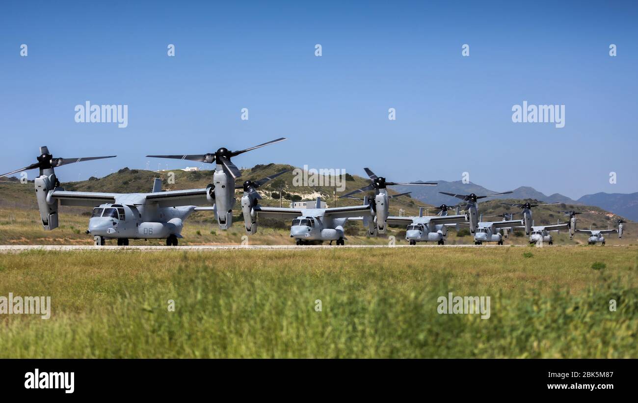 Sei U.S. Marine Corps MV-22B Ospreys assegnato a Marine Medium Tiltrotor Squadron (VMM) 362, Marine Aircraft Group 16, 3rd Marine Aircraft Wing, atterra durante una valutazione di leadership di volo a Marine Corps base Camp Pendleton, California, 30 aprile 2020. La valutazione della leadership di volo consisteva in sei aeromobili e ha testato la capacità del VMM-362 di rispondere rapidamente con un grande contingente aereo in preparazione all'implementazione. (STATI UNITI Foto corpo marino di Lance CPL. Jaime Reyes) Foto Stock