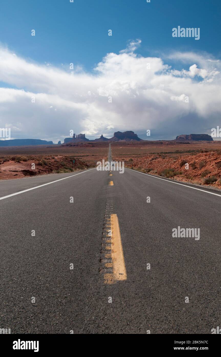 Vista iconica della Monument Valley dall'autostrada US 163 Foto Stock