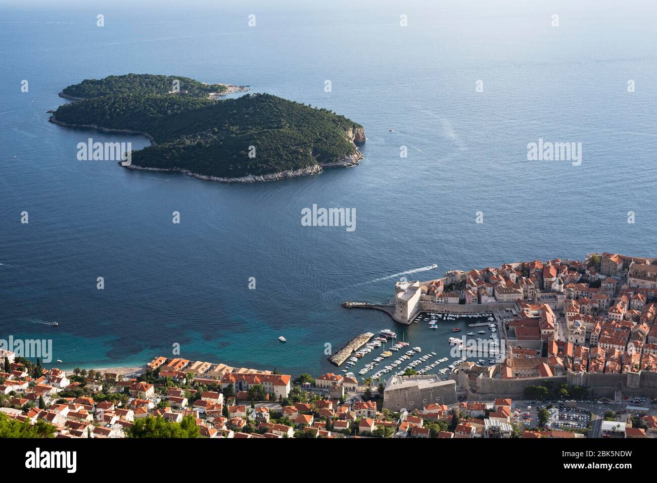 Città vecchia e isola di Lokrum, vista dal Monte SRD, Dubrovnik, Croazia Foto Stock