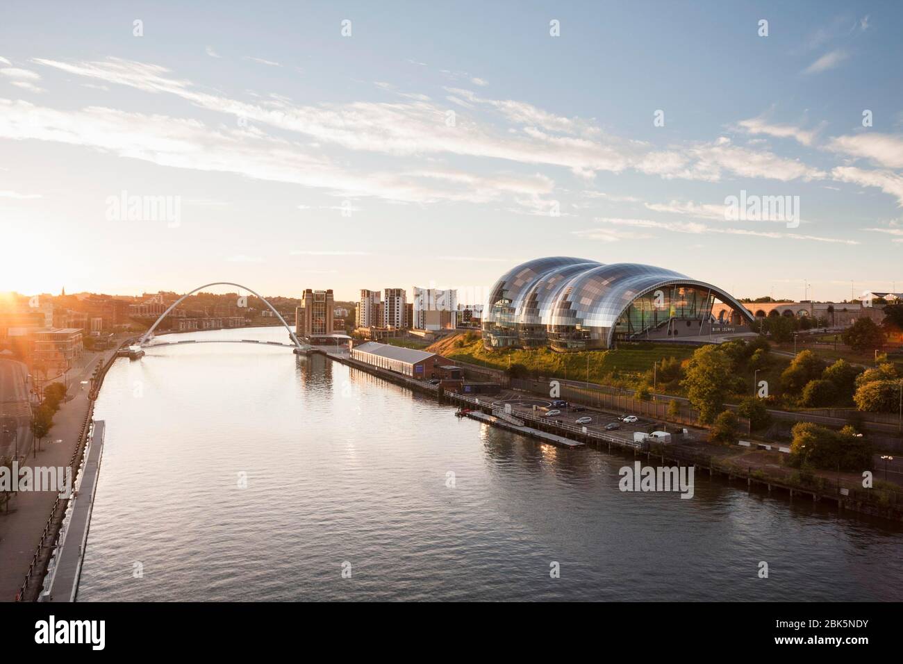 Vista di Sage Gateshead e del Millennium Bridge da Tyne Bridge all'alba, Newcastle upon Tyne, Regno Unito Foto Stock