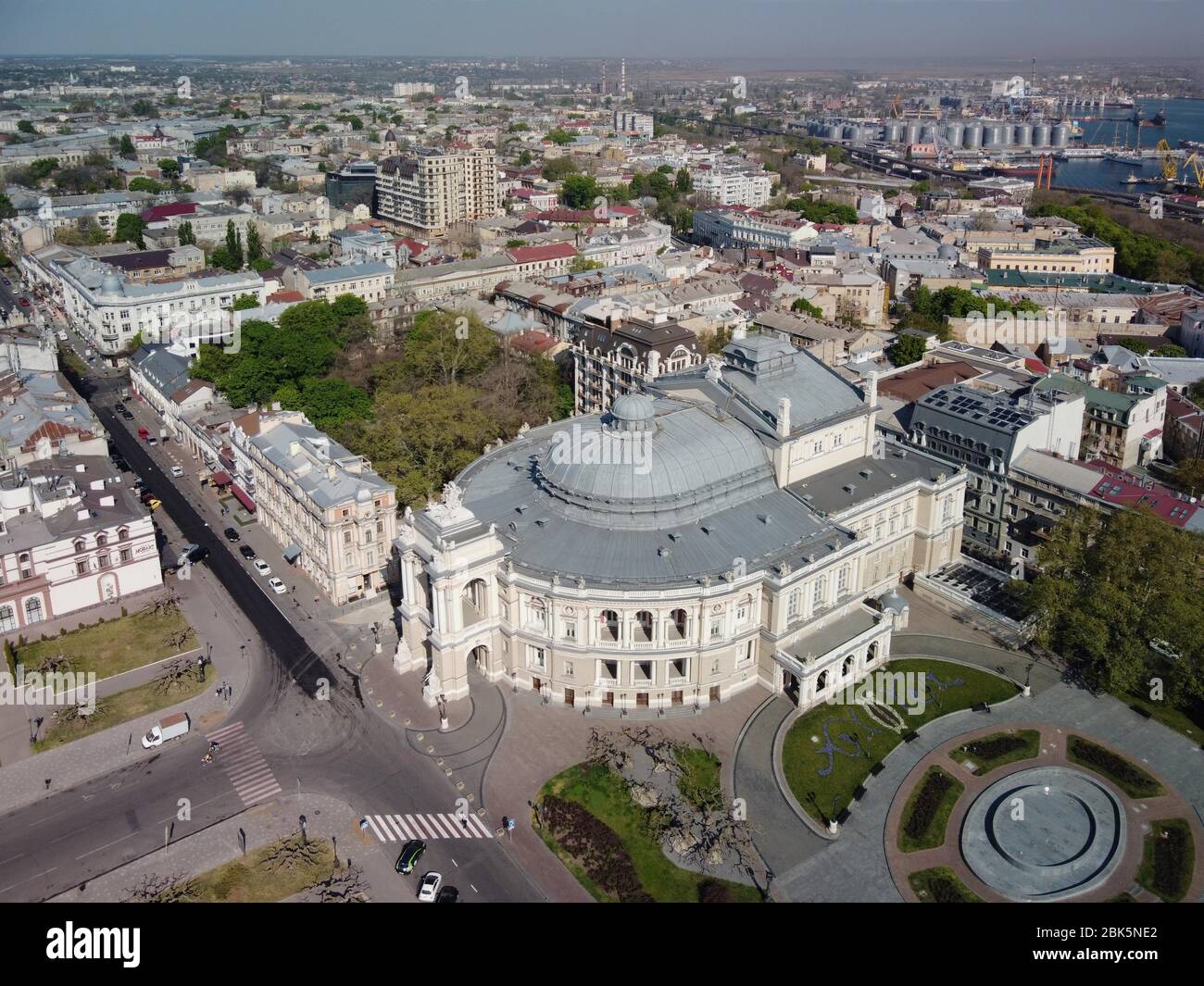 Vista aerea, vista sulla città con l'Opera House di Odessa, Teatro Accademico Nazionale di Odessa e Balletto, Odessa, Ucraina Foto Stock