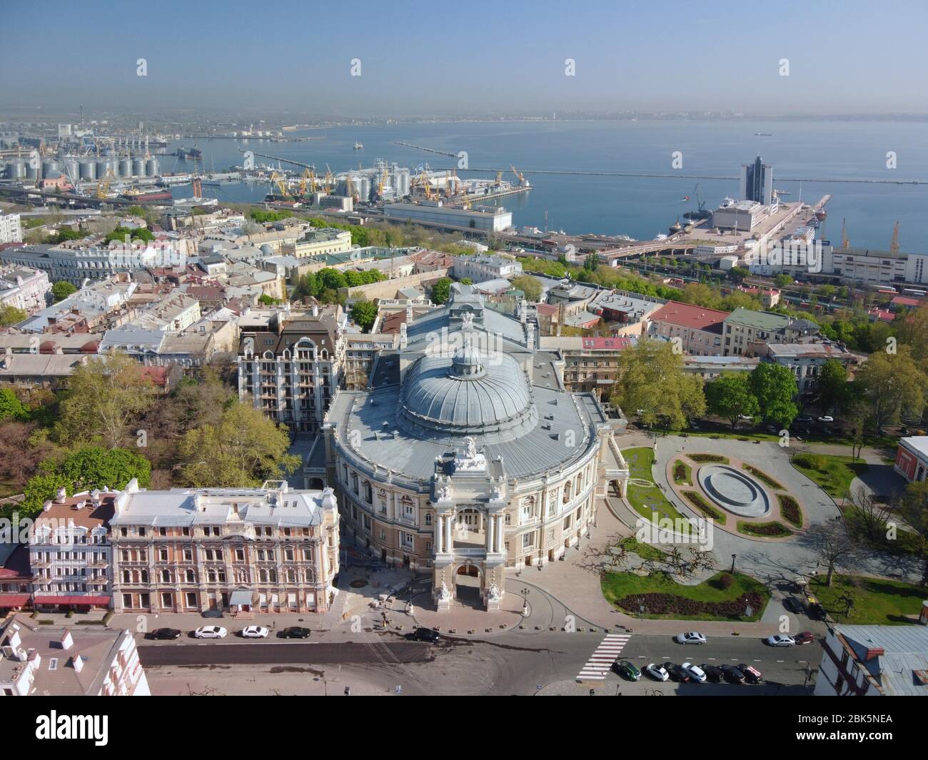 Vista aerea, vista della città con l'Opera di Odessa e l'area del porto, Teatro Accademico Nazionale di Odessa, Opera e Balletto, Odessa, Ucraina Foto Stock