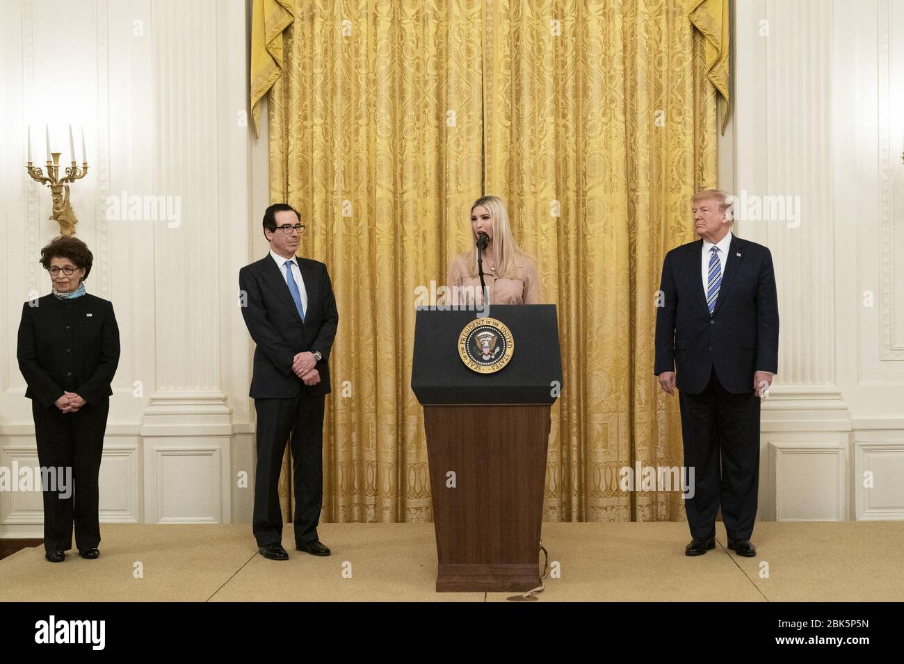 Washington, Stati Uniti d'America. 28 Aprile 2020. Presidente Donald J. Trump, Segretario del Tesoro Steven Mnuchin, E l'amministratore dell'associazione delle piccole imprese Jovita Carranza ascoltare come consulente del presidente Ivanka Trump esprime commenti a un evento sul programma di protezione degli assegni e il suo sostegno alle piccole imprese durante la pandemia di coronavirus Martedì, 28 aprile 2020, nella stanza orientale della Casa Bianca persone: Presidente Donald Trump, Ivanka Trump Credit: Storms Media Group/Alamy Live News Foto Stock