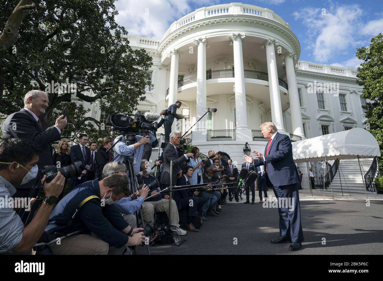 Washington, Stati Uniti d'America. 1 maggio 2020. Il presidente Donald J. Trump parla con i giornalisti fuori dal portico meridionale della Casa Bianca Venerdì, 1 maggio 2020, prima di salire a bordo di Marine One per iniziare il suo viaggio a Camp David. Persone: Presidente Donald Trump Credit: Storms Media Group/Alamy Live News Foto Stock