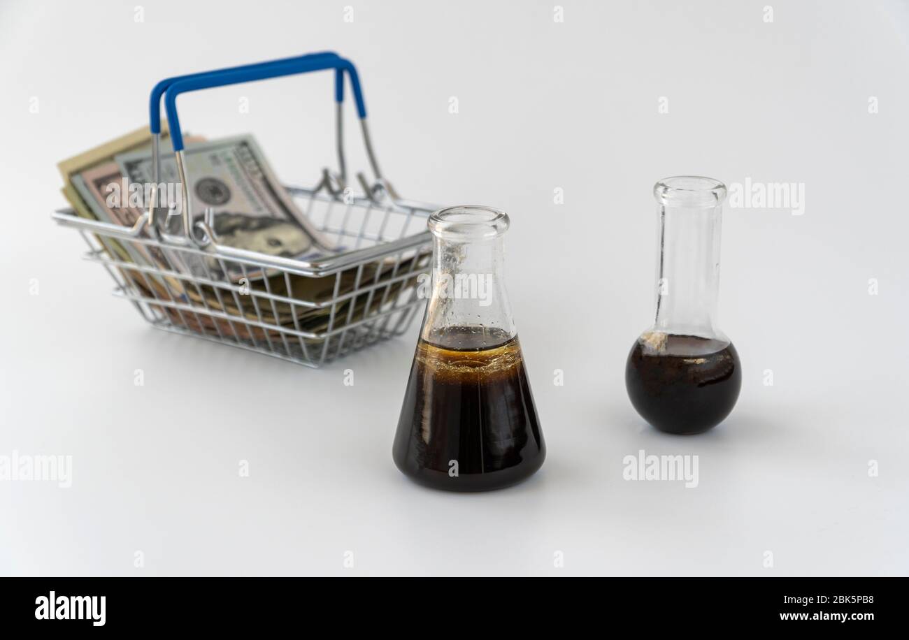 calo dei prezzi del petrolio. petrolio e denaro. contratti a termine per l'acquisto o la vendita di petrolio. crisi, quotazioni in calo. Foto Stock