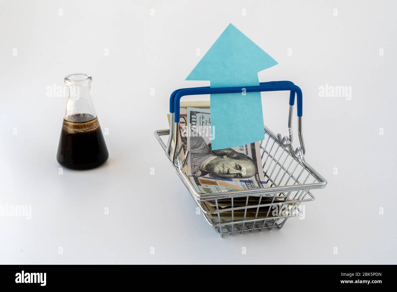 petrolio e soldi. concetto di petrolio prodotti prezzo crescita. contratto futures per l'acquisto o la vendita di petrolio. Foto Stock