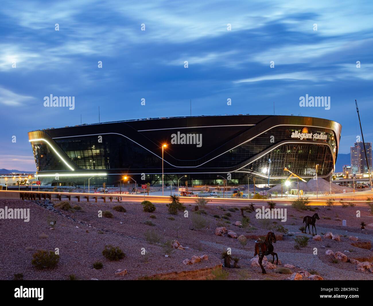 Las Vegas, Apr 29, 2020 - veduta del tramonto dello Stadio Allegiant quasi finito Foto Stock
