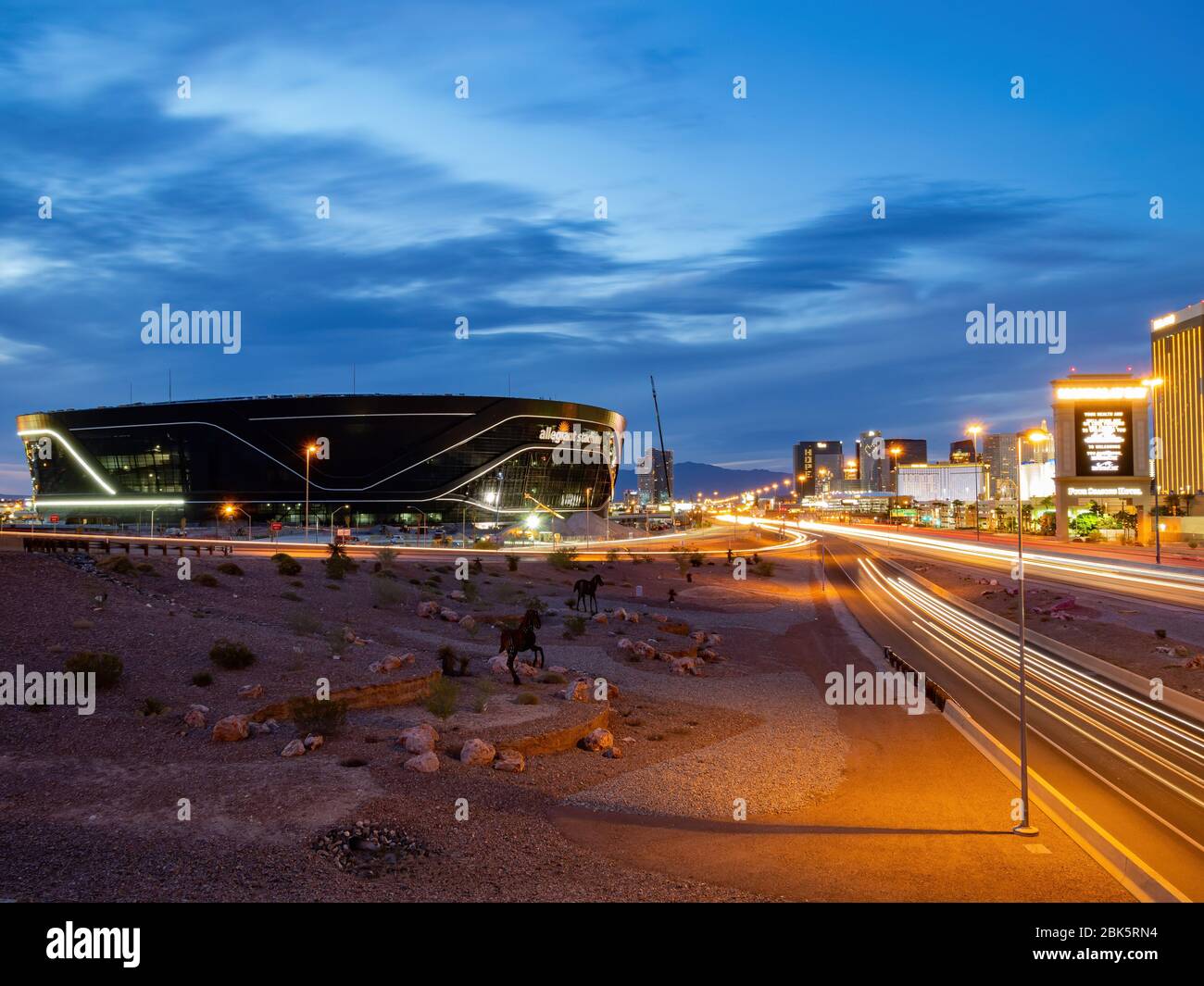 Las Vegas, Apr 29, 2020 - veduta del tramonto dello Stadio Allegiant quasi finito Foto Stock