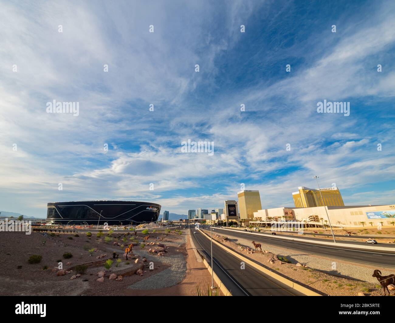 Las Vegas, Apr 29, 2020 - vista pomeridiana del quasi finito Allegiant Stadium con la vista della striscia Foto Stock