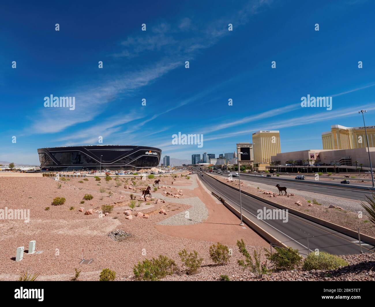 Las Vegas, Apr 29, 2020 - veduta mattutina del quasi finito Allegiant Stadium con la vista della striscia Foto Stock