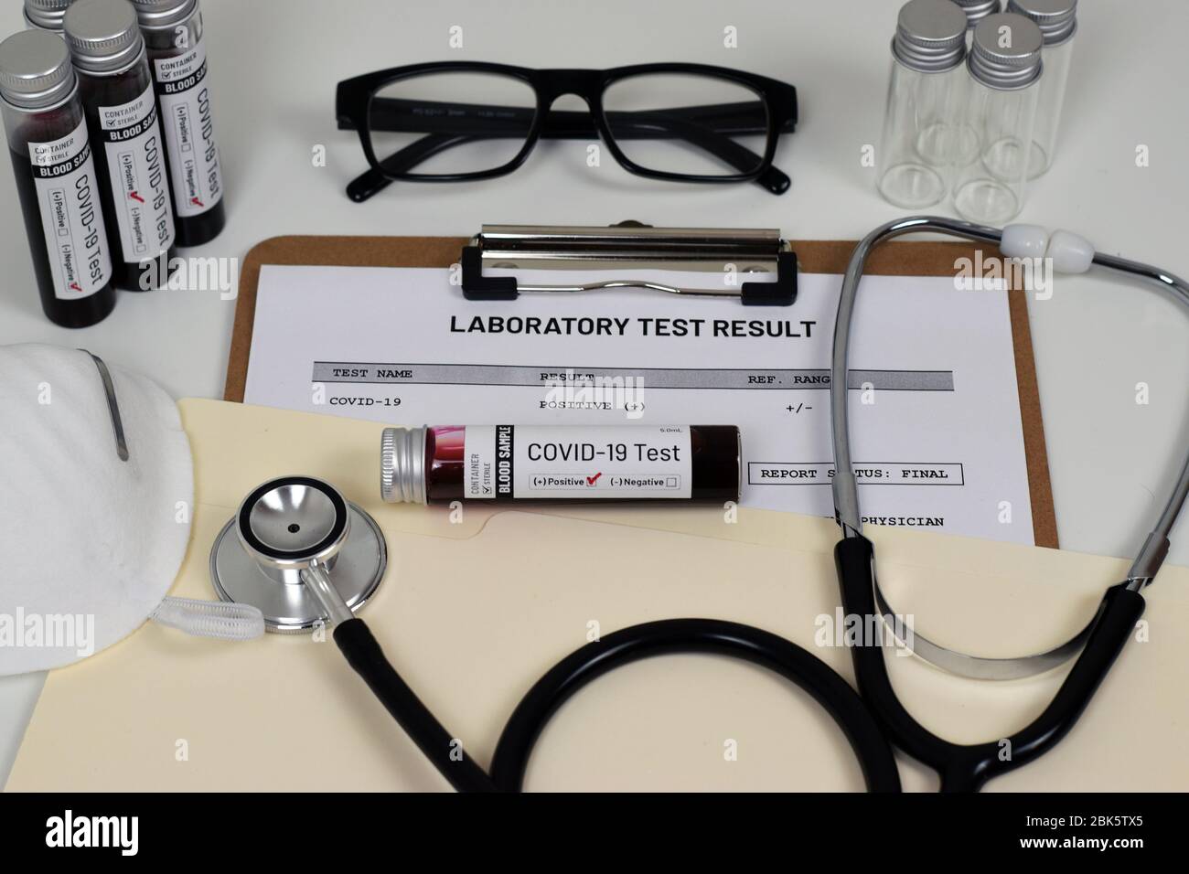 Immagine illustrativa del risultato del test Covid-19 (Coronavirus) con provetta e stampa. Foto Stock