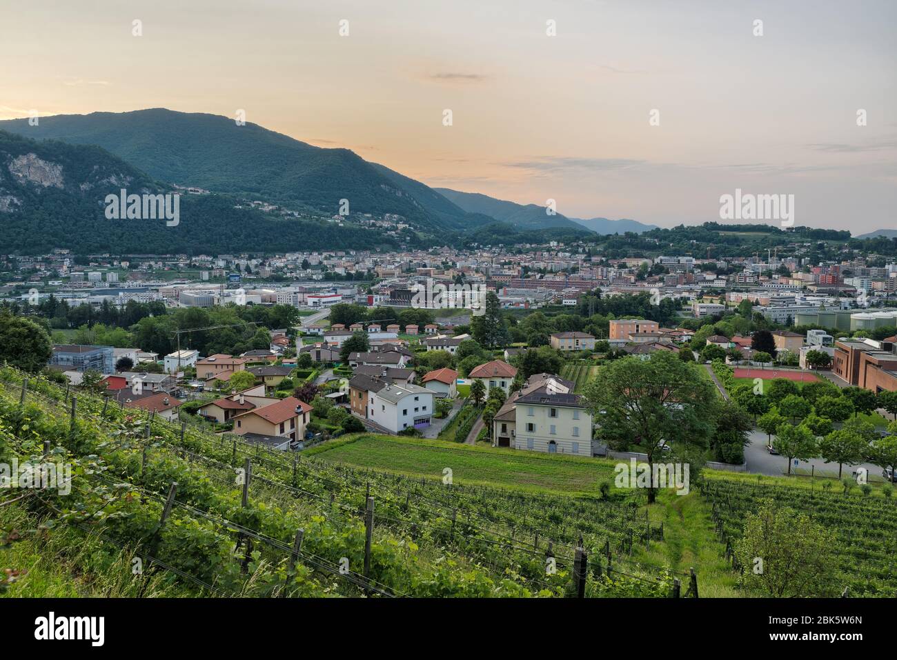 Città svizzera all'alba, Mendrisio Foto Stock