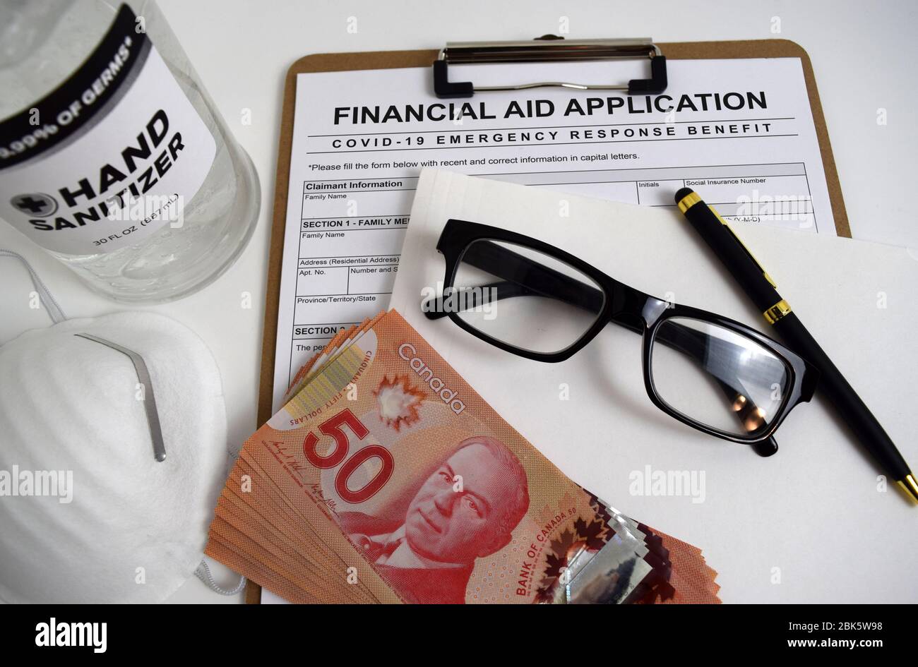 Immagine concettuale illustrativa per la pandemia di Covid-19 (Coronavirus). Mock-up della domanda di aiuto finanziario per la popolazione canadese durante la crisi economica globale Foto Stock