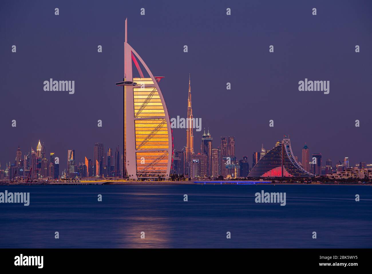 Skyline di Dubai con Burj al Arab e Burj Khalifa al crepuscolo, Emirati Arabi Uniti Foto Stock