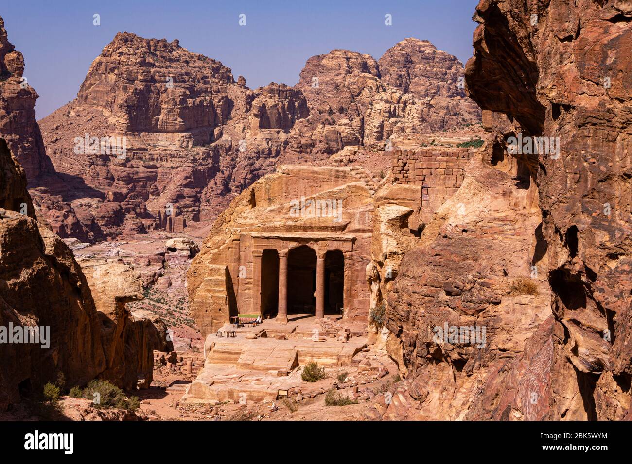 Giardino Triclinium sul sentiero Wadi Farasa alla città di Petra, Giordania Foto Stock