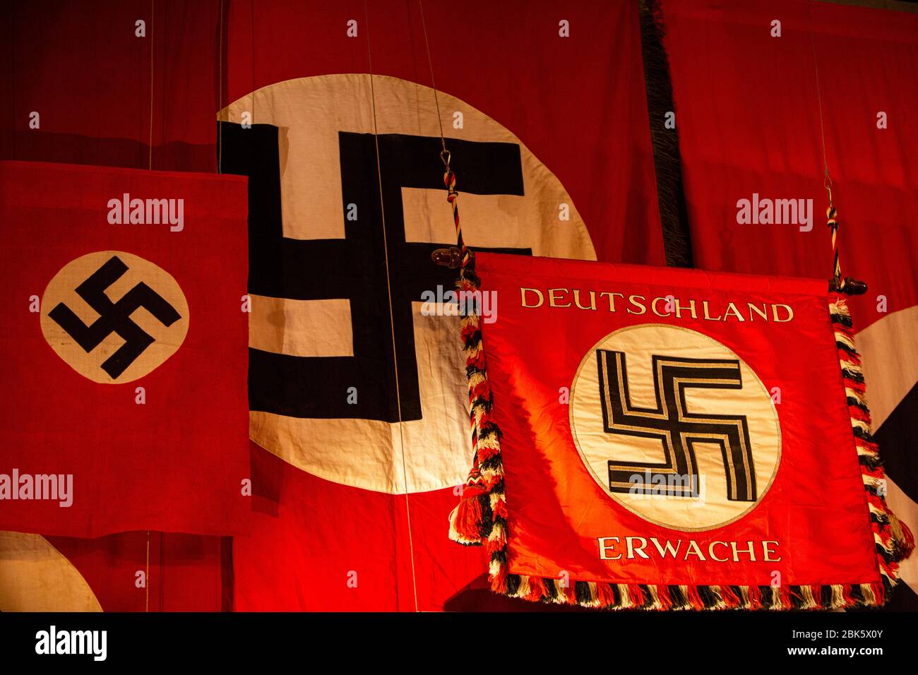 Bandiere della Germania nazista esposte nel Centro Mondiale della memoria dell'Olocausto di Yad Vashem a Gerusalemme, Israele Foto Stock