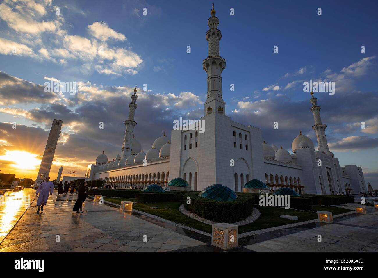 Tramonto alla Grande Moschea di Sheikh Zayed ad Abu Dhabi, Emirati Arabi Uniti Foto Stock