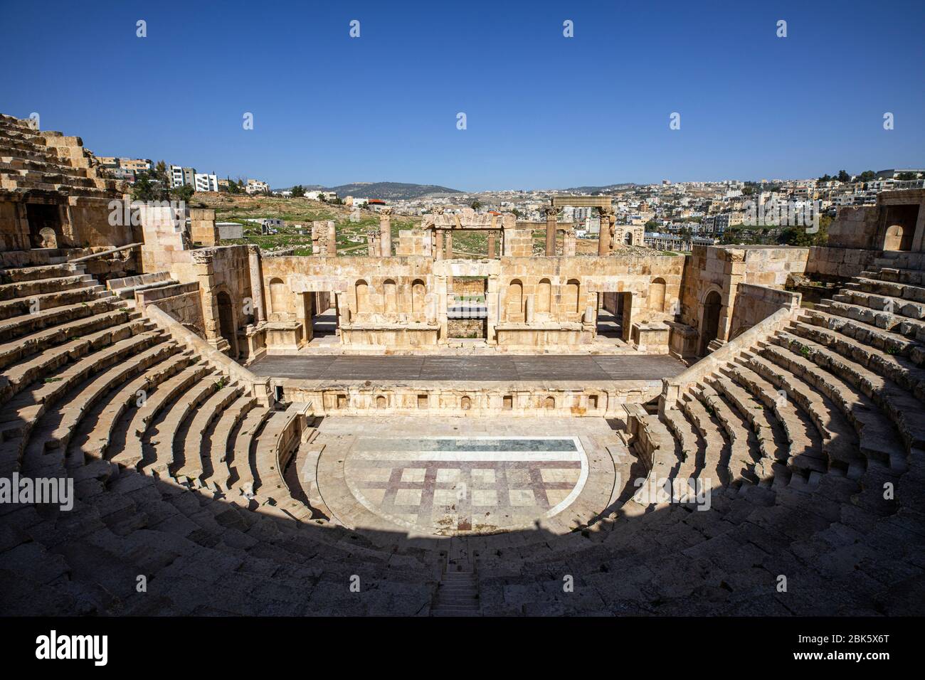 Antico teatro romano al sito archeologico di Jerash, Giordania Foto Stock