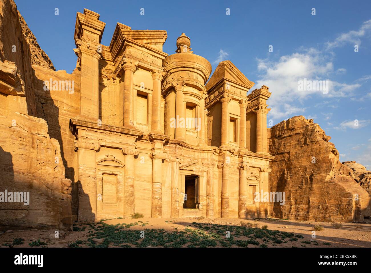 Monastero ad Deir nell'antica città giordana di Petra, Giordania Foto Stock