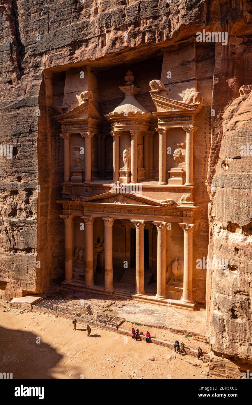 Vista sulla scogliera del Tesoro di al Khazneh nella città di Petra, Giordania Foto Stock