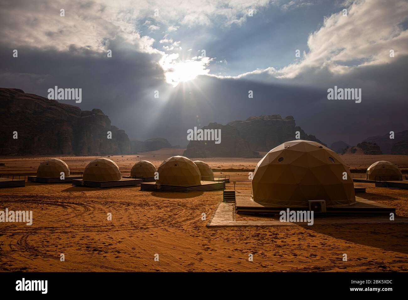 Alba sulle cupole marziane del campo del deserto a Wadi Rum, Giordania Foto Stock