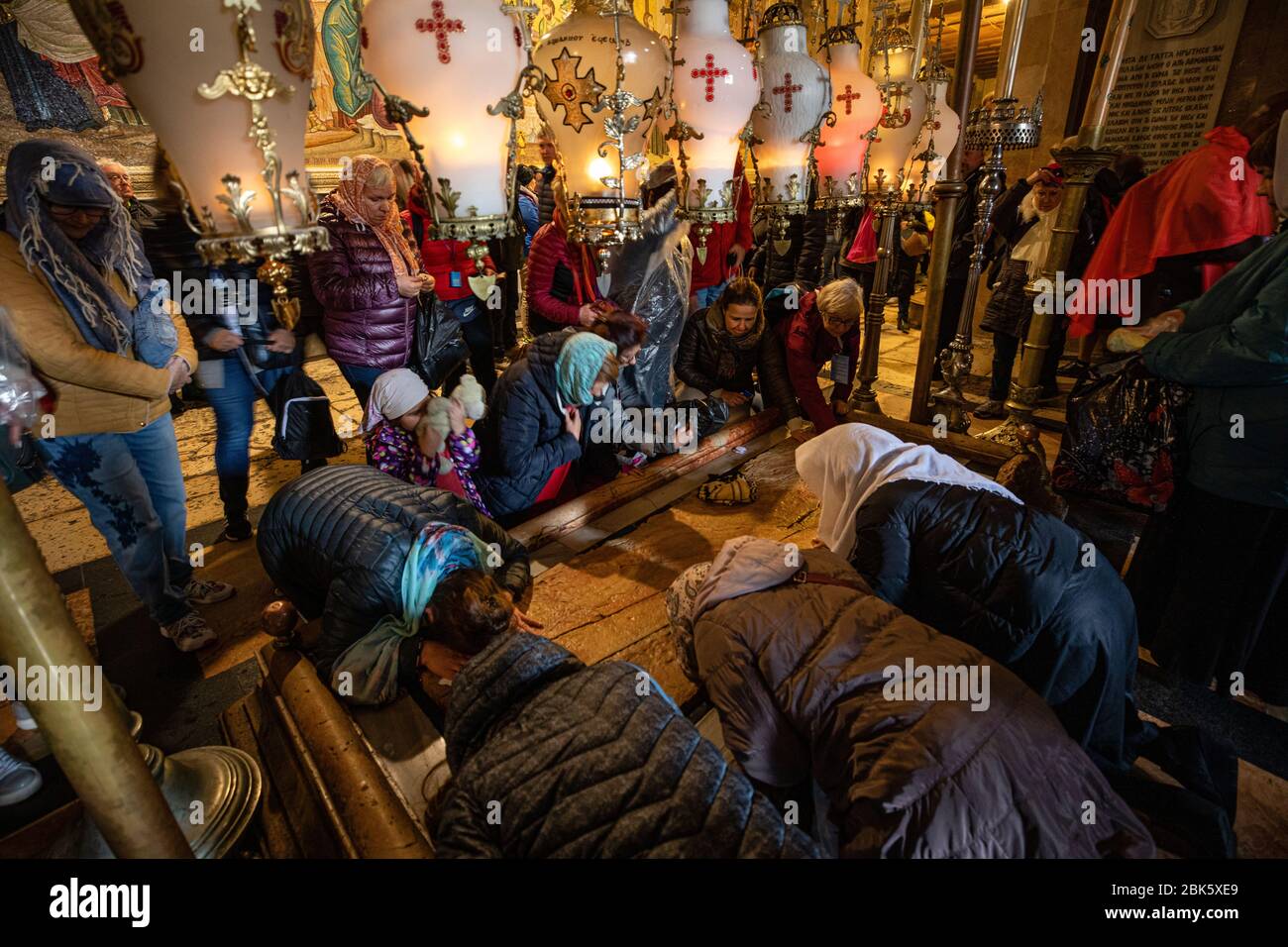 Pregando nel luogo della crocifissione, della sepoltura e della risurrezione di Gesù nella Chiesa del Santo Sepolcro, Gerusalemme, Israele Foto Stock