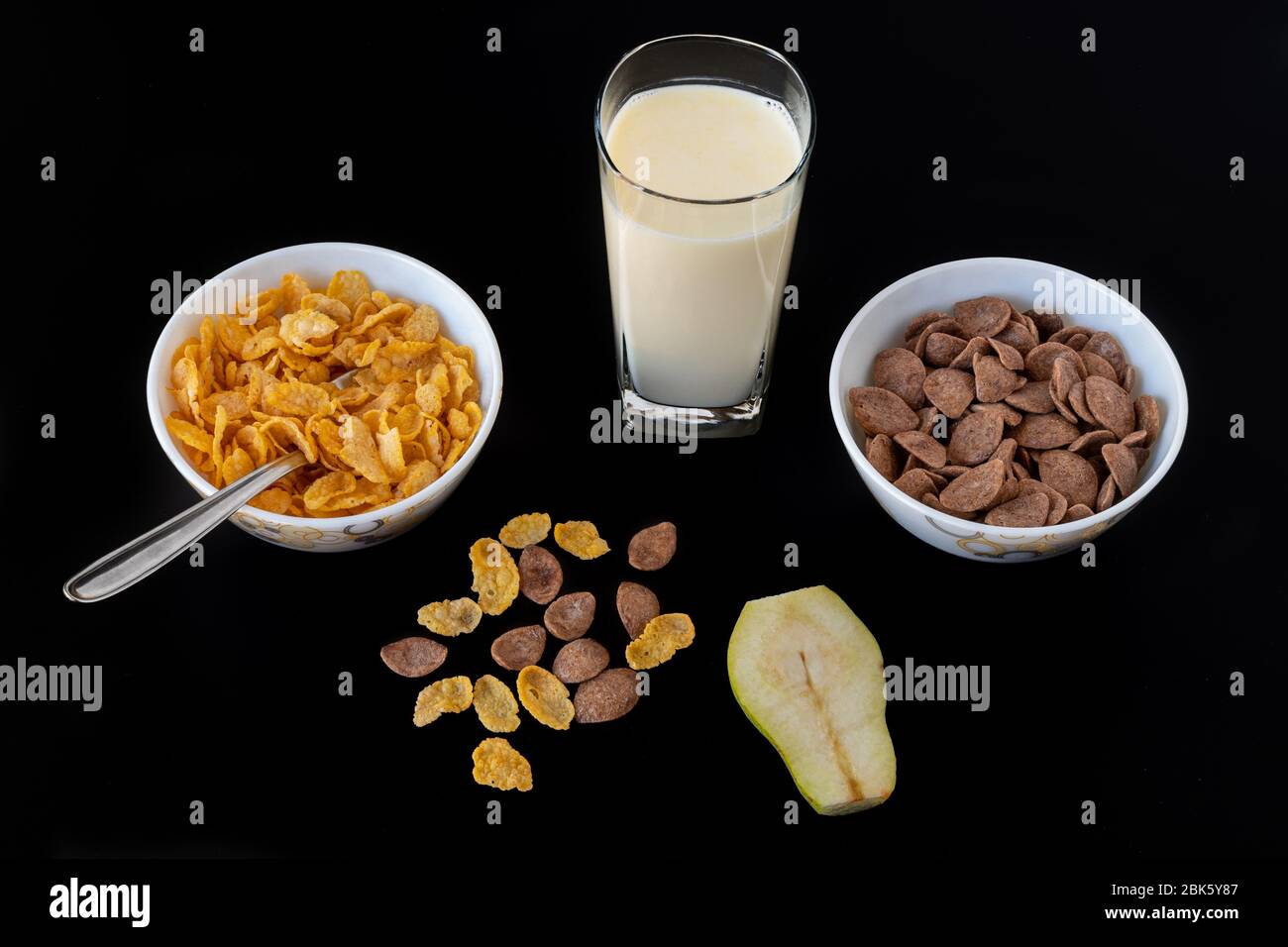 Cereali in ciotola con fette di latte e pera isolate su sfondo grigio nero, una deliziosa e sana colazione dietetica. Vista dall'alto Foto Stock