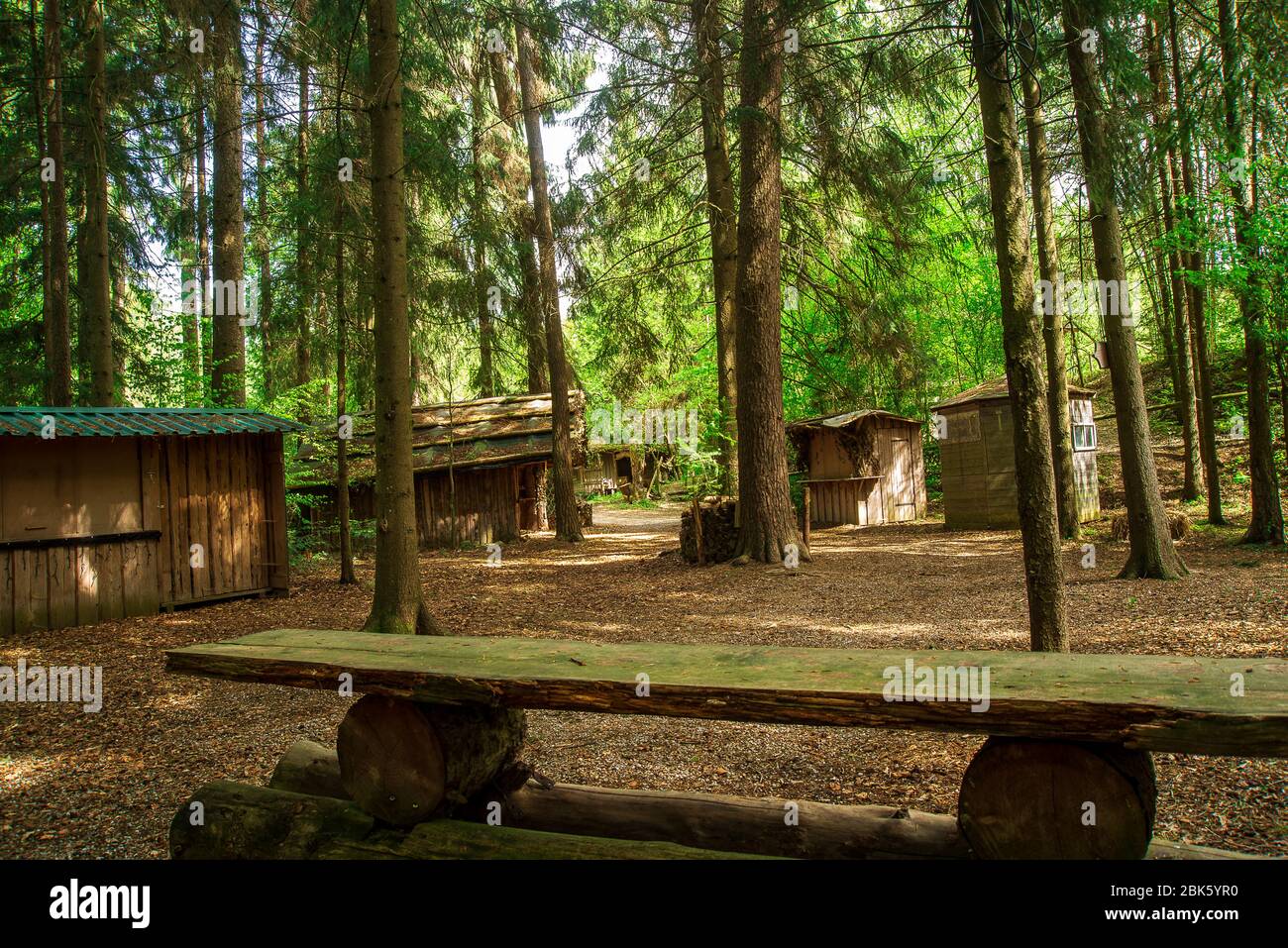 Chiudere il mercato di natale bancarelle in una foresta in primavera. Foto Stock